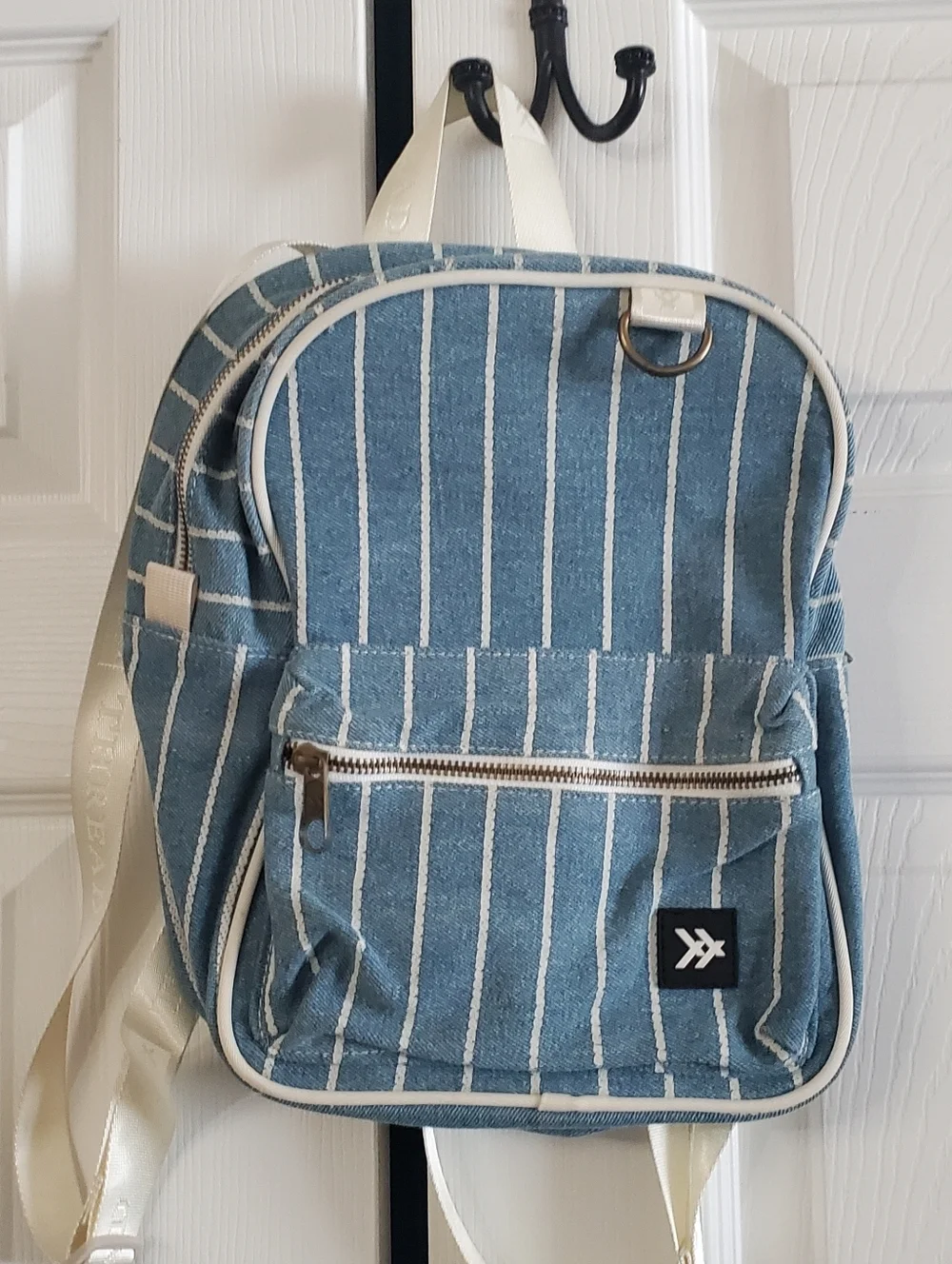 THREAD SMALL BACKBACKS. TRAVEL KIDS. BLUE WHITE STRIPES.